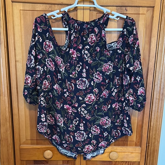 Torrid Blue and Pink Floral Cold Shoulder 3/4 Sleeve Blouse EUC 2X - Picture 5 of 11